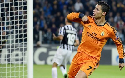 悦盈体育-丹麦队教练组赛后拥抱安慰球员